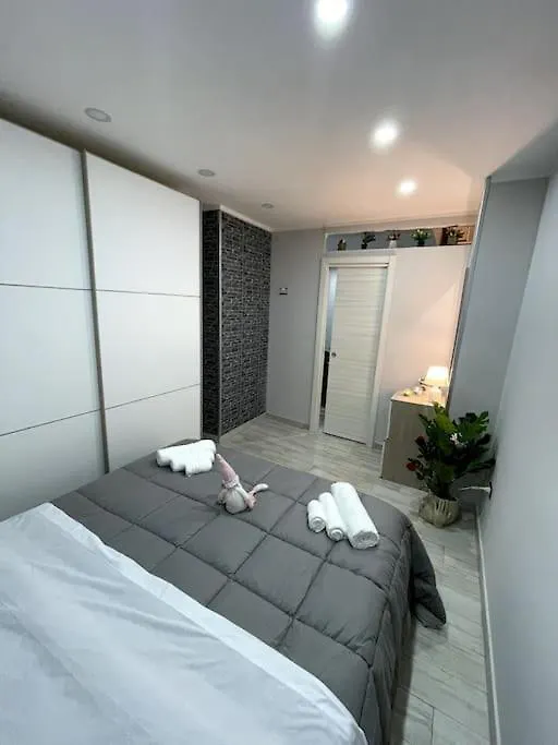 White House Spacca Napoli 0*, Naples