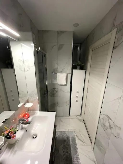 White House Spacca Napoli 0*, Nápoly Olaszország